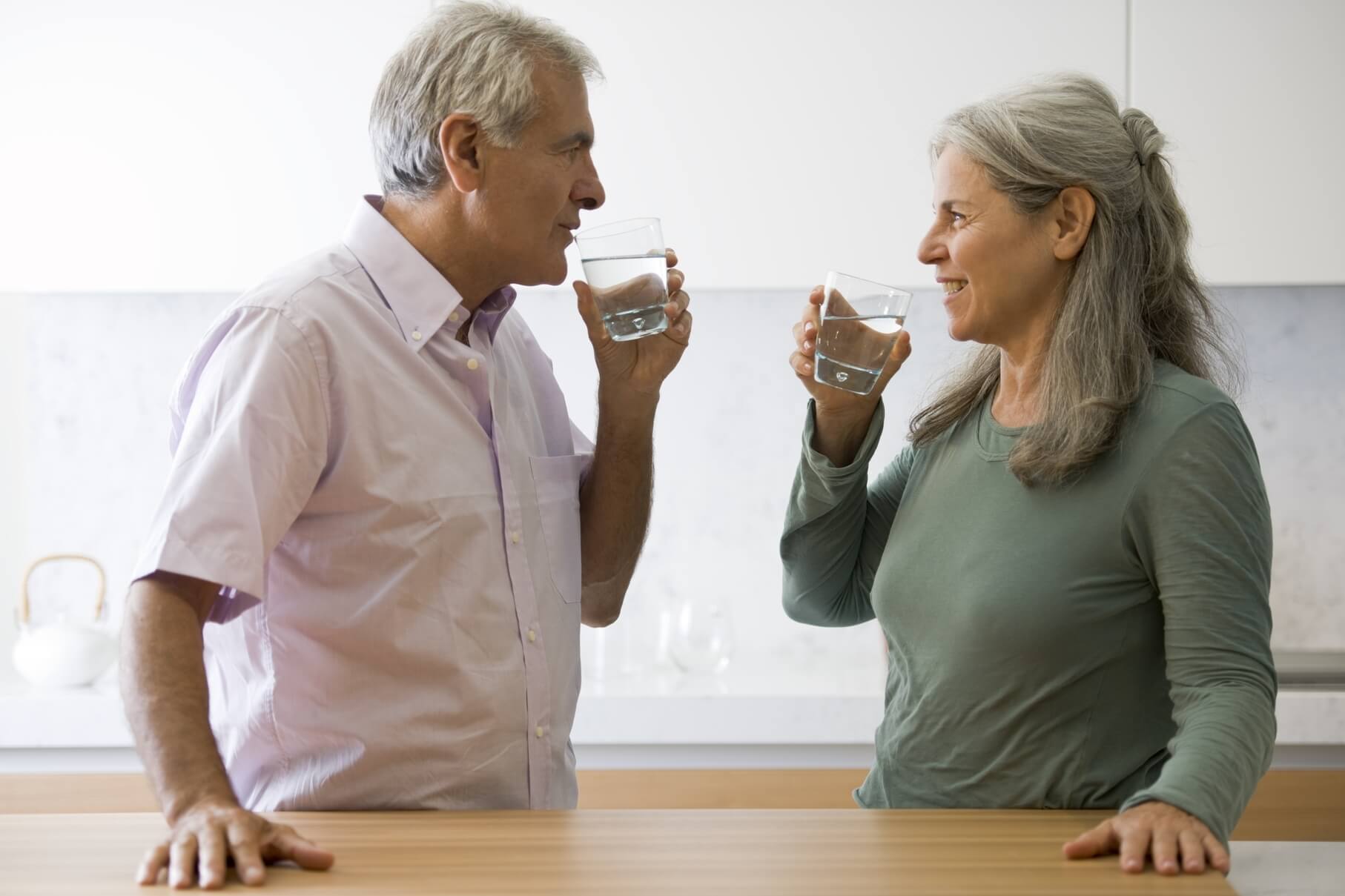 El agua es fundamental en la tercera edad