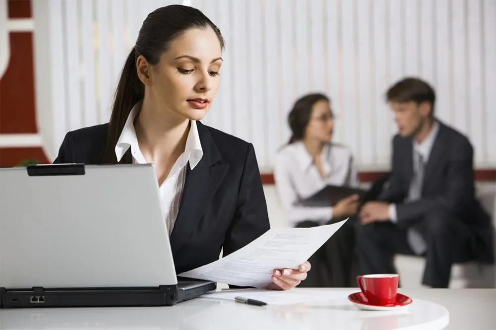 mujer en la oficina