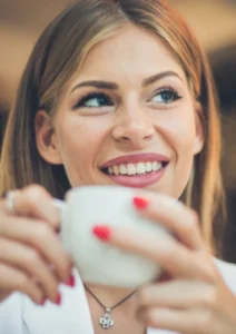 Mujer con taza de café en la mano